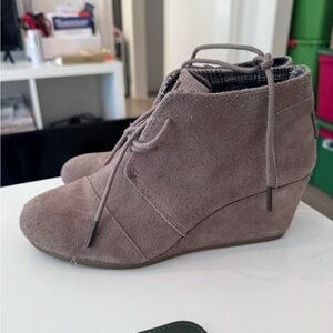Toms wedge booties size 10